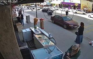 Otomobillerin yol verdiği kadına motosiklet çarptı