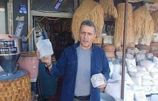 Pakistan’dan getirdiği tuzla yemeklere lezzet katıyor