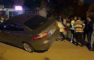 Park halindeki 2 araca çarpıp asılı kaldı: Sürücü...