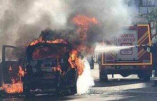 Park halindeki ticari taksi alev topuna dönerek yandı