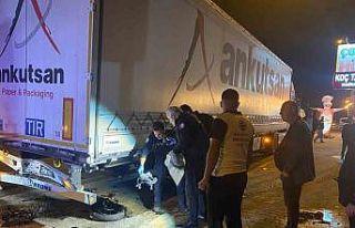 Park halindeki tıra çarpan motosikletli genç kazada...