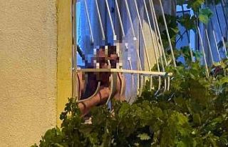 Pencerede korku dolu anlar: Döner bıçağıyla kendini...