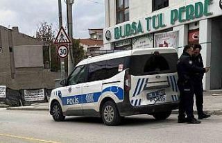 Polis aracına çarpıp kaçtı