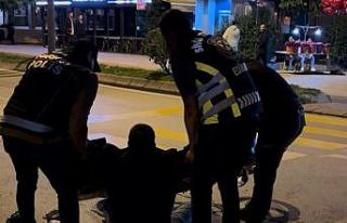 Polis noktasından geçerken alkolün etkisiyle yere...