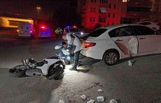 Polisten kaçan motosiklet otomobile çarptı: 2 yaralı