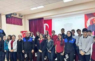 Polisten lise öğrencilerine eğitim