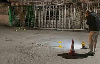 Pompalı tüfekle evi kurşunladılar