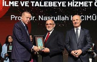 Prof. Dr. Nasrullah Hacımüftüoğlu’na özel ödül