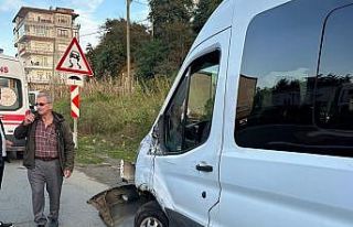 Rize’de okul servisi ile kamyonet çarpıştı