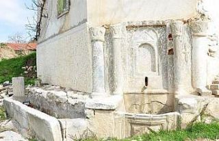 Roma dönemi mermer çeşme tahrip edildi