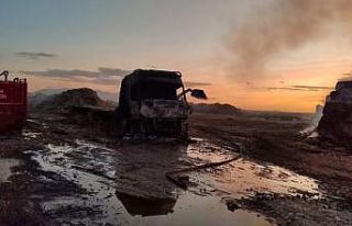 Saman balyası yüklü tır yandı, 25 ton balya kül...