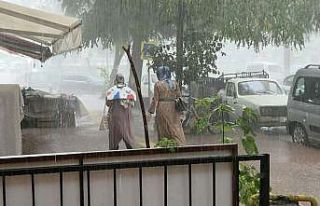 Samsun’da ani sağanak vatandaşlara zor anlar yaşattı