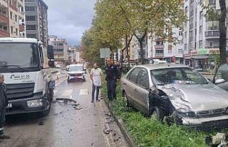 Samsun’da otomobil çöp kamyonuna çarptı: 1 yaralı