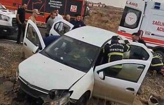Şanlıurfa’da otomobil kayalıklara çarptı: 3...