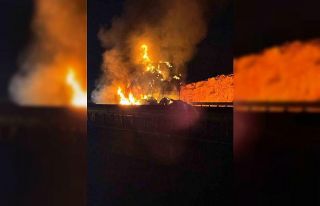 Şanlıurfa’da saman yüklü tır alev alev yandı