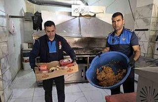Şanlıurfa’da tarihi geçmiş 183 kilo tavuk eti...