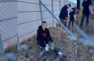 Sarıkamış’ta öğrenciler fidan dikti