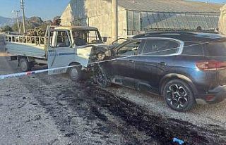Serik’te otomobil ile kamyonet çarpıştı: 3 yaralı