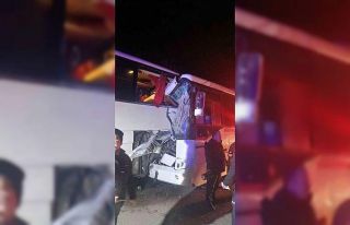 Servis otobüsü yolcu otobüsüne çarptı: 13 yaralı