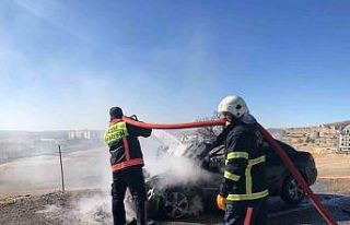 Seyir halindeki otomobil yandı