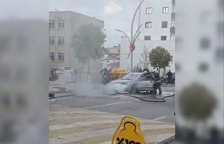 Seyir halindeki otomobilin motorunda yangın