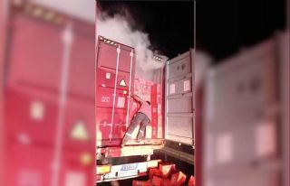 Seyir halindeki tır alev aldı: Makarnaları dorseden...