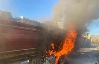 Seyir halindeki tırda çıkan yangın korkuttu