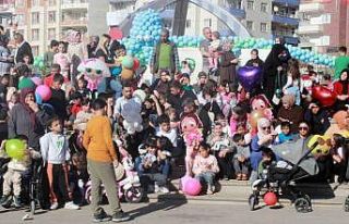 Siirt’te Aile Festivali’nde yüzlerce çocuk doyasıya...