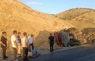 Siirt’te virajı alamayan tır devrildi: 1 yaralı