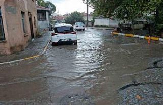 Sındırgı’da sağanak yağış hayatı olumsuz...