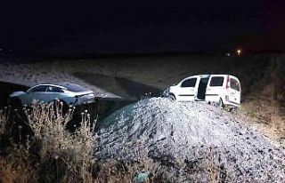 Şırnak’ta iki araç yoldan çıkarak tarlaya uçtu,...