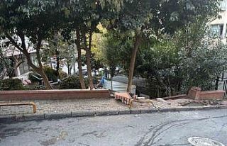 Şişli’de kontrolden çıkan otomobil duvara çarptı