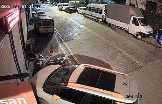 Sokakta ateş yakıp kaçtı: Park halindeki araç...