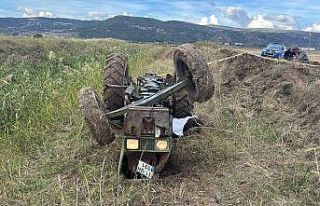 Su kanalına devrilen traktörün altında kalan yaşlı...