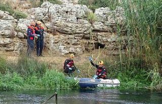 Su teresi toplarken, otlara takılmış şekilde ceset...