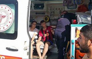 Suda çırpınan 2 genci çevredekiler son anda kurtardı