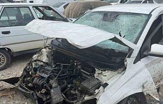 Süratle kavşağa giren otomobil heykelleri biçerek...