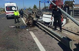 Takla atan otomobil direğe ve bariyerlere çarptı:...