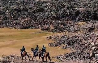 Tarihi Zeyn Kalesi’nin eteklerinde atlı jandarma...