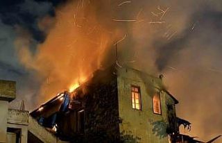 Tarsus’ta iş yerinde çıkan yangın 2 binaya sıçradı