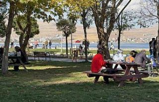 Tatvan’da güzel havayı fırsat bilenler sahile...