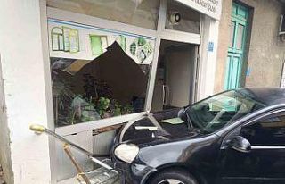 Tekirdağ’da otomobil dükkâna girdi