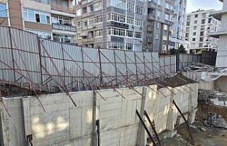 Temel kazısında kaldırım çöktü: Yol yaya ve...