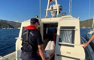 Ticari yatta yaralanan vatandaşa Sahil Güvenlik...