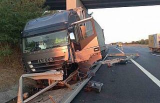 Tır, bariyerlere ok gibi saplandı