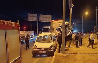 Tır ile hafif ticari araç çarpıştı: 2 yaralı
