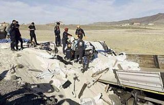 Tır şarampole düştü, sürücü kum altında kalan...