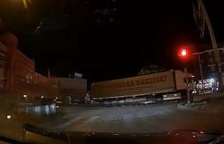 Tırın dorse kapağı açıldı, kırmızı ışıkta...