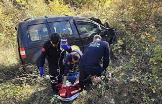 Tokat’ta uçuruma yuvarlanan araçtan 2 kişi sağ...