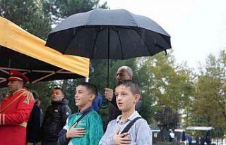 Törende şemsiye çocukları yağmurdan korudu